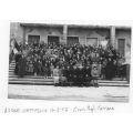 Foto di gruppo davanti alla chiesa del campo profughi, Marina di Carrara, 16 marzo 1952